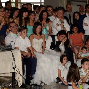 sposi e parenti davanti alla proiezione